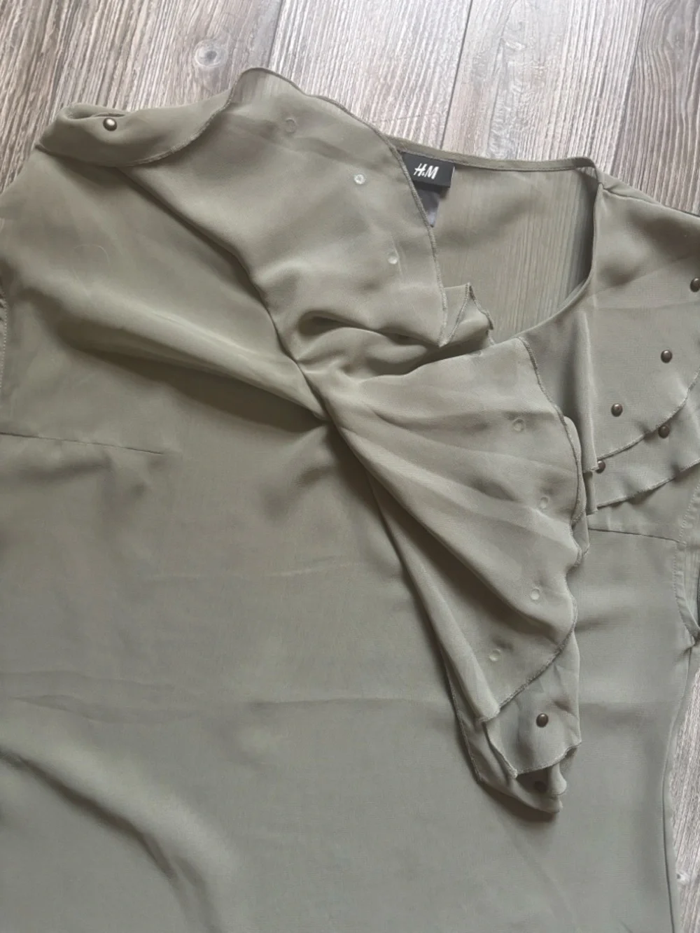 H&M Olive Green Ruffle-Front Sleeveless Blouse - Picture 4 of 4